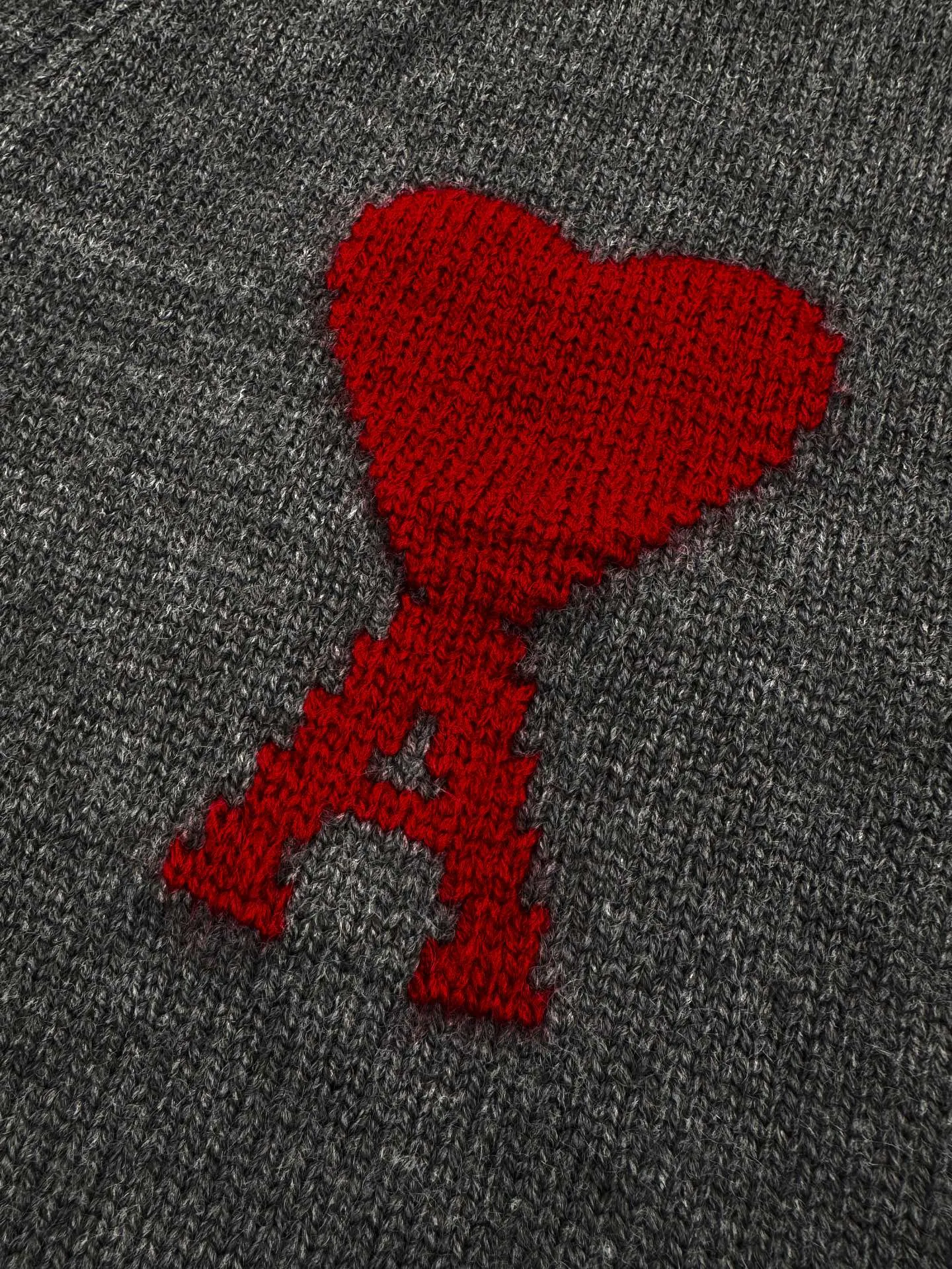 [Process explanation] Jacquard tissue imported from Germany precisely controls the arrangement and interweaving of yarns. The Ami love jacquard art pattern is carefully interwoven on the loom and decorated with fabrics to make the fabric more vivid and three-dimensional.